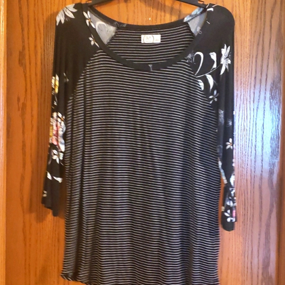 Womens quarter sleeve shirt